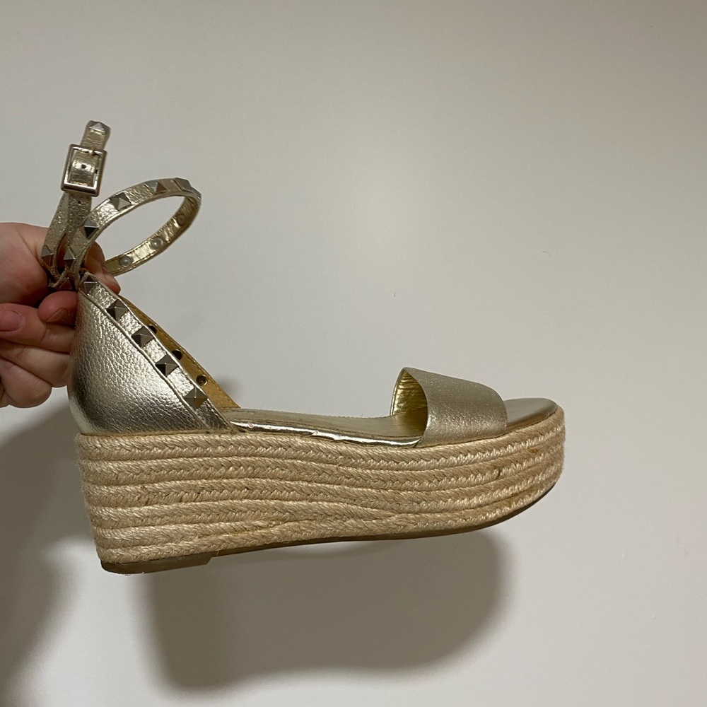 Marc fisher golden wedges